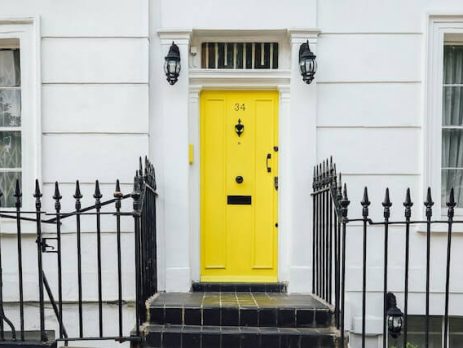 Жълта блиндирана врата на къща